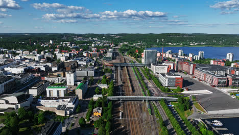 Toma-Aérea-De-Seguimiento-De-La-Estación-De-Ferrocarril-De-Jyvaskyla,-Día-De-Verano-En-Finlandia.