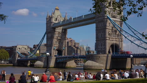 Time-lapse-of-Tower-Bridge,-London-opening-and-closing-as-tourists-watch-on