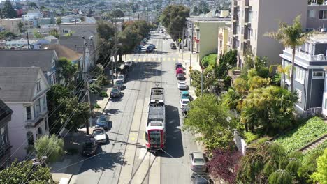 Stadtbahnzug-Gleitet-Durch-Die-Straßen-Von-San-Francisco