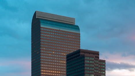 Edificio-De-Caja-Registradora-Y-Centro-Wells-Fargo-En-Denver,-Zoom-De-Lapso-De-Tiempo-Al-Atardecer