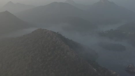 Luftbild-Drohne,-Wo-Es-Weitergeht,-Wo-Viele-Große-Berge-Und-Viele-Hügel-Und-Naturschutzgebiete-Sichtbar-Sind