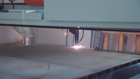 Máquina-De-Corte-Cnc-De-Plasma-Cortando-En-Placa-De-Metal,-Primer-Plano