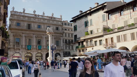 Bulliciosa-Escena-De-La-Calle-Verona-Con-Arquitectura-Histórica