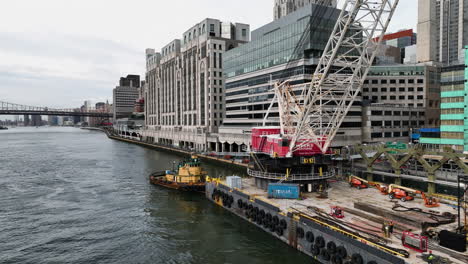 Buque-De-Construcción-Flotante-Frente-A-Fdr-Drive,-East-River-Ny---Disparo-De-Drone