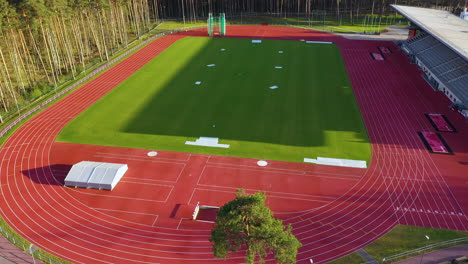 Pista-De-Atletismo-Moderna-En-Un-Club-Deportivo-Al-Amanecer.