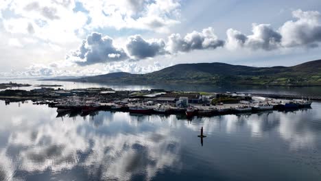 Drohnen-Fischereihafen-Castletownbere-Boote-Bereiten-Sich-An-Einem-Hellen-Sommermorgen-Auf-Die-Seefahrt-Vor-Irlands-Wichtigster-Fischereihafen