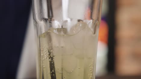 Nahaufnahme-Eines-Getränks-Im-Glas-Mit-Eiswürfeln,-Getränk-Mit-Strohhalm-Trinken