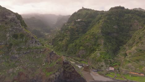 Drohnenflug-über-Das-Bergtal-Auf-Madeira,-Portugal