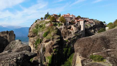 Un-Monasterio-En-Meteora-Se-Eleva-Majestuosamente-Sobre-Una-Roca