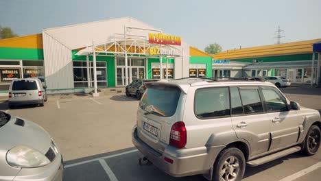 Tienda-Letona-De-Bebidas-Y-Alcohol-Al-Aire-Libre-Fachada-POV-Movimiento-Hacia-Adelante