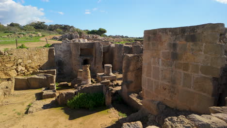 Vista-Más-Cercana-De-Las-Ruinas-Del-Sitio-Arqueológico-De-Kato-Pafos-Con-Mampostería-Detallada-Sobre-Un-Fondo-De-Cielo-Azul