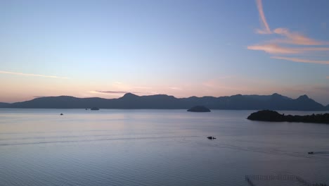 Boot,-Bunte-Farben-über-Dem-Meer,-Inseln-Vor-Sonnenaufgang