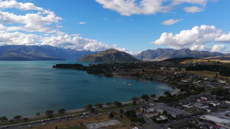 Wanaka-Lakefront-With-Mountain-Views-On-Shore-In-Wanaka,-Otago,-New-Zealand