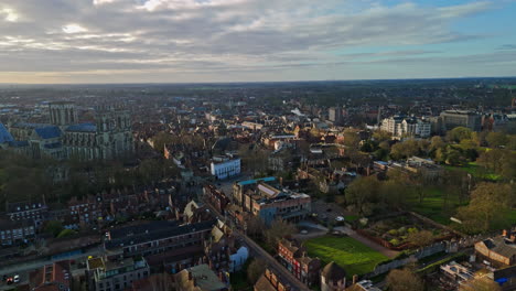 Establecimiento-De-Una-Toma-De-Drones-Del-Centro-De-La-Ciudad-De-York-En-La-Hora-Dorada-Del-Amanecer-En-El-Reino-Unido