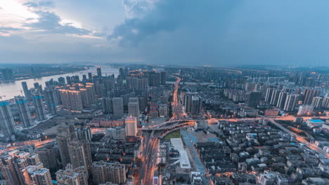 Torres-Residenciales-Comerciales-Del-Centro-De-La-Ciudad-Y-Rascacielos-Modernos-Edificios-En-El-Horizonte-Ciudad-De-La-Escena-De-La-Metrópolis-Con-Tráfico,-La-Vista-Panorámica-De-Noche-A-Noche