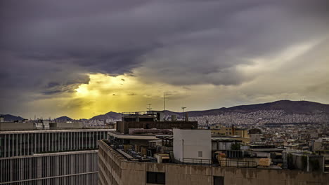 Timelapse-De-Vista-Lejana-Sobre-La-Colina-Philopappos-Sobre-Tejados-En-Atenas,-Grecia