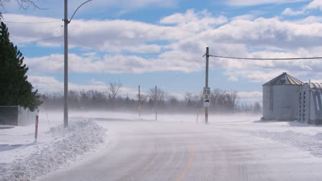 Landschaft-Am-Windigen-Straßenrand-Im-Winter