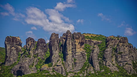 Hermosas-Montañas-Rocosas-En-La-Región-De-Meteora,-Grecia,-Vista-De-Lapso-De-Tiempo