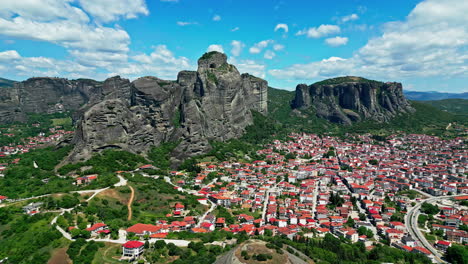 Disparo-Aéreo-De-Un-Dron-Volando-Alto-Sobre-El-Icónico-Pueblo-De-Kastraki-Construido-A-Lo-Largo-De-La-Ladera-Del-Complejo-De-Monasterios-De-Meteora-En-Tesalia,-Grecia-Durante-El-Día