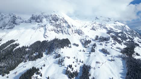 Toma-De-Drone-De-Fronalpstock-Cubierto-De-Nieve-Durante-El-Día-En-Glaris,-Suiza