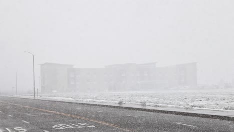 Fuertes-Nevadas-A-Mediados-De-Invierno-En-Las-Suites-Towneplace-En-Tehachapi-California-Al-Atardecer-60fps