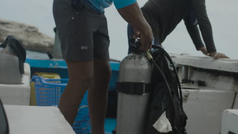 Medium-shot,-man-preparing-to-dive-in-the-sea