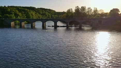 Brücke-über-Den-Fluss-Vienne,-Saint-Victurnien,-Ländliche-Landschaft-Von-Nouvelle-Aquitaine-In-Frankreich