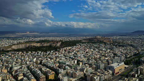 Luftaufnahme-Einer-Drohne-über-Der-Akropolis-Von-Athen,-Parthenon,-Umgeben-Von-Wohngebäuden-In-Athen,-Griechenland-An-Einem-Bewölkten-Tag