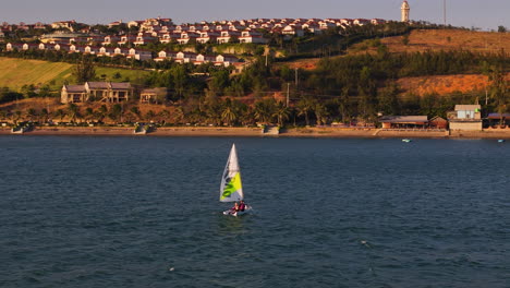 Kleines-Schlauchboot-Segeln-Entlang-Der-Südostküste-Von-Vietnam