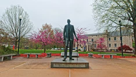 Robert-Pershing-Wadlow-Statue-Monument-in-Alton,-Illinois