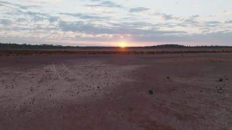 Toma-De-Drones-En-Ascenso-De-Un-Hermoso-Amanecer-Rosado-Sobre-El-Interior-Del-Desierto-De-Australia-Occidental