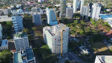 Vista-Aérea-De-Los-Edificios-De-La-Ciudad-En-Alabang,-Las-Piñas,-Metro-Manila,-Filipinas---Drone-Shot