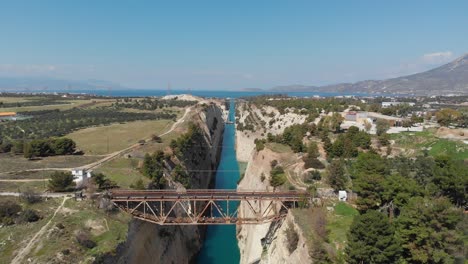 Descendiendo-Sobre-Un-Puente-Ferroviario-Entre-El-Estrecho-Canal-De-Corinto-En-Grecia-Central