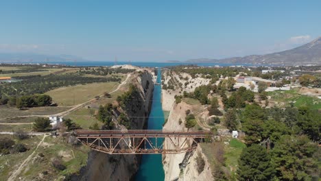 Abstieg-Auf-Einer-Eisenbahnbrücke-Zwischen-Dem-Schmalen-Kanal-Von-Korinth-In-Zentralgriechenland