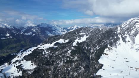 Vista-De-Perfil-De-Las-Cadenas-Montañosas-De-Fronalpstock-Durante-La-Mañana-En-Glaris,-Suiza