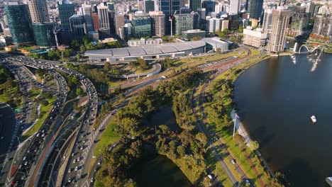 Vista-Aérea-De-Mounts-Bay-Road-Que-Se-Extiende-Al-Suroeste-Del-CDB-De-Perth-En-Australia-Occidental