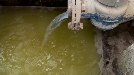 Abwasser-Fließt-Aus-Alten-Rohren,-Nahaufnahme