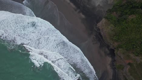 Foamy-Waves-At-Piha-Beach-With-Black-sand-In-Auckland,-New-Zealand