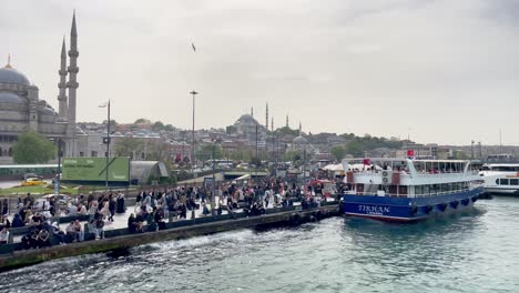 Istanbul-Landschaft-Mit-Fähre-Auf-Dem-Bosporus-Neben-Der-Moschee-Mit-Einheimischen