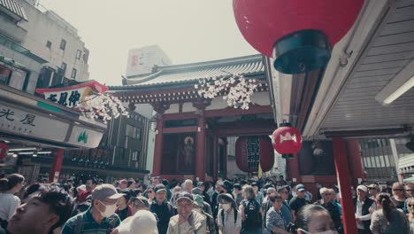 Multitud-De-Personas-En-El-Templo-Senso-ji-En-Asakusa,-Tokio,-Japón