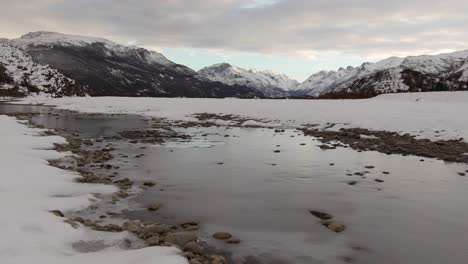 Paisaje-Invernal-En-La-Patagonia,-Argentina-Mostrando-El-Famoso-Monumento-Del-Río-De-Las-Vueltas