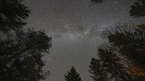 Die-Milchstraße-Leuchtet-Am-Nachthimmel