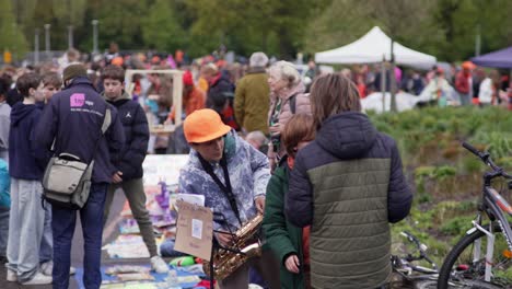 Kind-Mit-Saxophon-Und-Freunden-In-Einem-Niederländischen-Park-Am-Königstag-In-Amsterdam