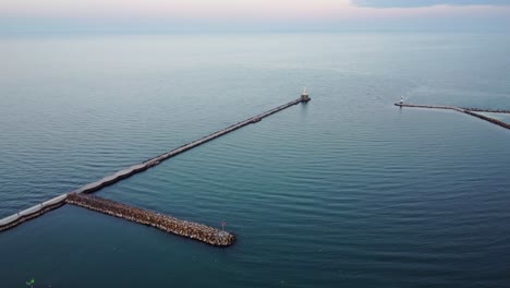 La-Luz-Del-Rompeolas-De-Port-Washington-Es-Un-Hito-Histórico-Con-Vistas-Al-Puerto-Del-Lago-Michigan-En-La-Ciudad-De-Wisconsin.