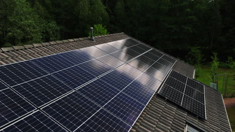 Luftaufnahme:-Spiegelnde-Sonnenlichtgeneratormodule-Auf-Einem-Hausdach,-Sommerabend