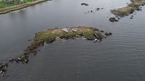 Drohnenaufnahmen-Der-Felsen-Im-Seichten-Wasser-Des-Providence-River