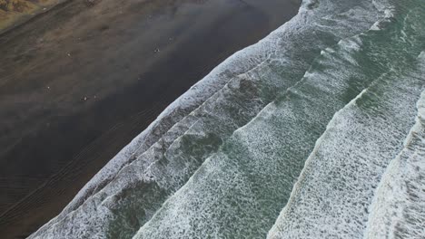 Foamy-Ocean-Waves-At-Muriwai-Beach---Muriwai-Grotto-In-Auckland,-New-Zealand