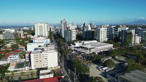 Moderne-Hochhäuser-Und-Straßen-In-Alabang,-Stadt-Muntinlupa,-Philippinen