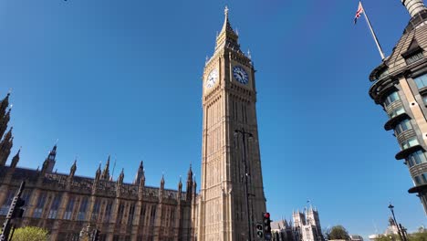 Mirando-Hacia-El-Big-Ben---Gran-Campana-Del-Gran-Reloj-De-Westminster-En-Londres,-Reino-Unido