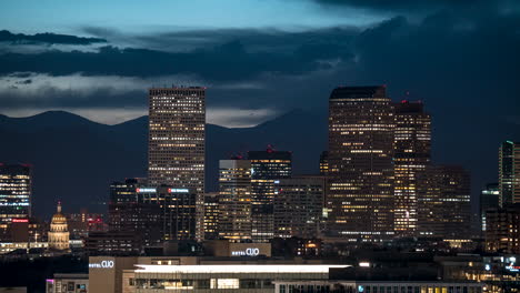 Lapso-De-Tiempo-De-Movimiento-Crepuscular-De-Los-Edificios-Del-Horizonte-De-Denver-De-Cherry-Creek-Iluminándose